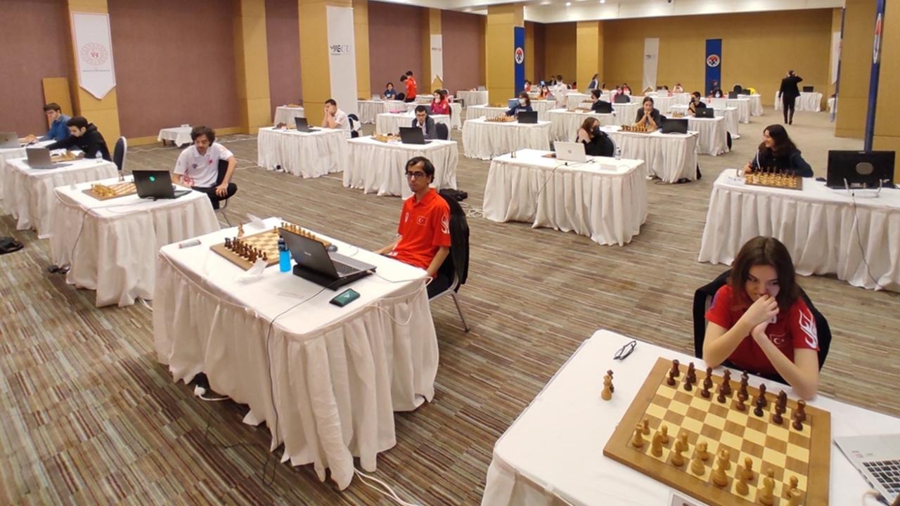 Avrupa Yaş Grupları'nda 2 altın 1 bronz madalya